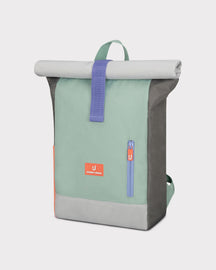Rolltop Kinderrucksack 'Aaron' von Johnny Urban in Grün und Grau mit seitlichem Reißverschlussfach und bunten Buntstiften
