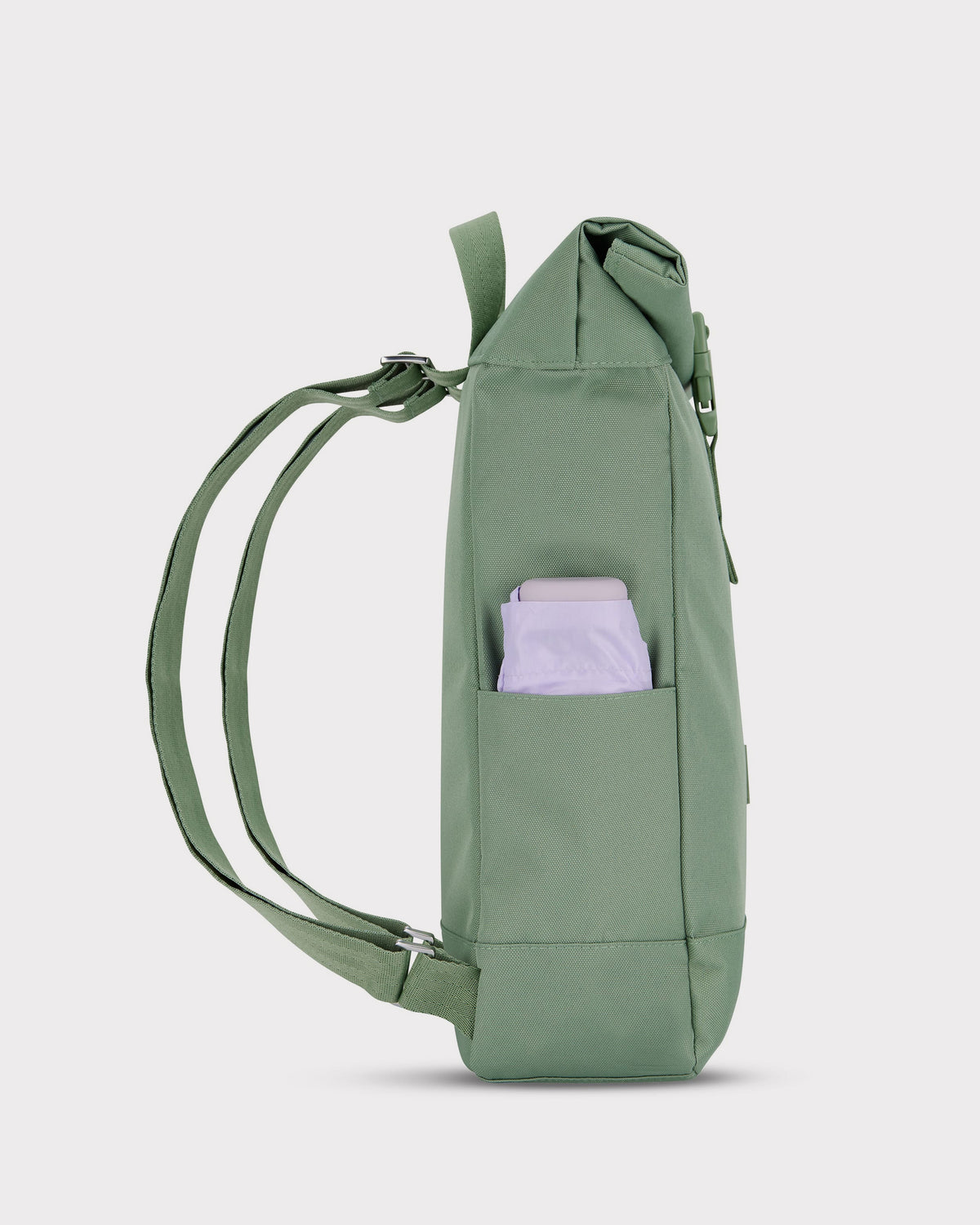 Grüner Rolltop Rucksack 'Robin Small' mit zwei Schulterriemen und seitlicher Tasche mit lila Gegenstand