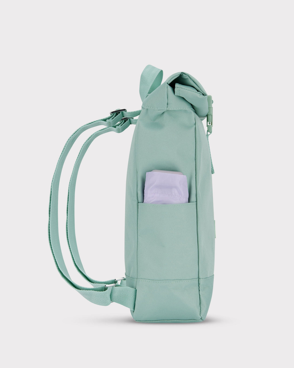 Mintgrüner Johnny Urban Rolltop Rucksack ‚Robin Small‘ mit seitlicher Tasche und gepolsterten Schultergurten