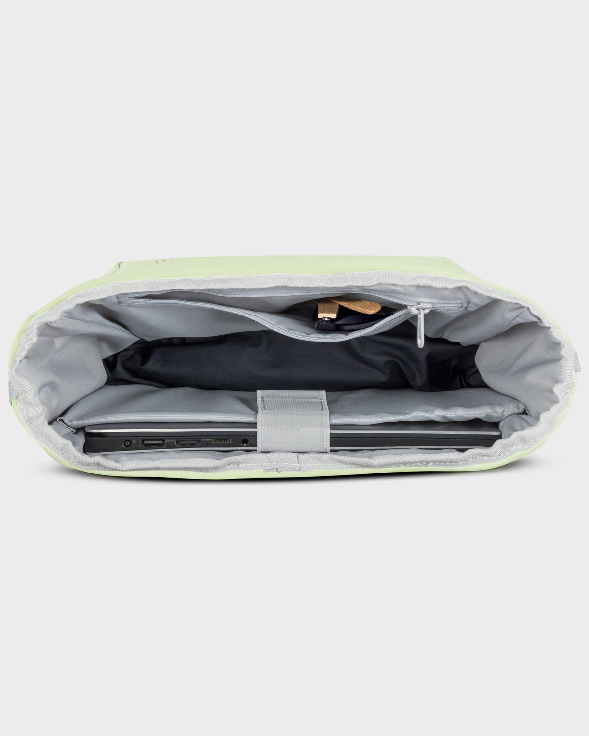 Innenansicht des Rolltop Rucksack Robin Medium in Limette mit Laptopfach und Reißverschlusstasche