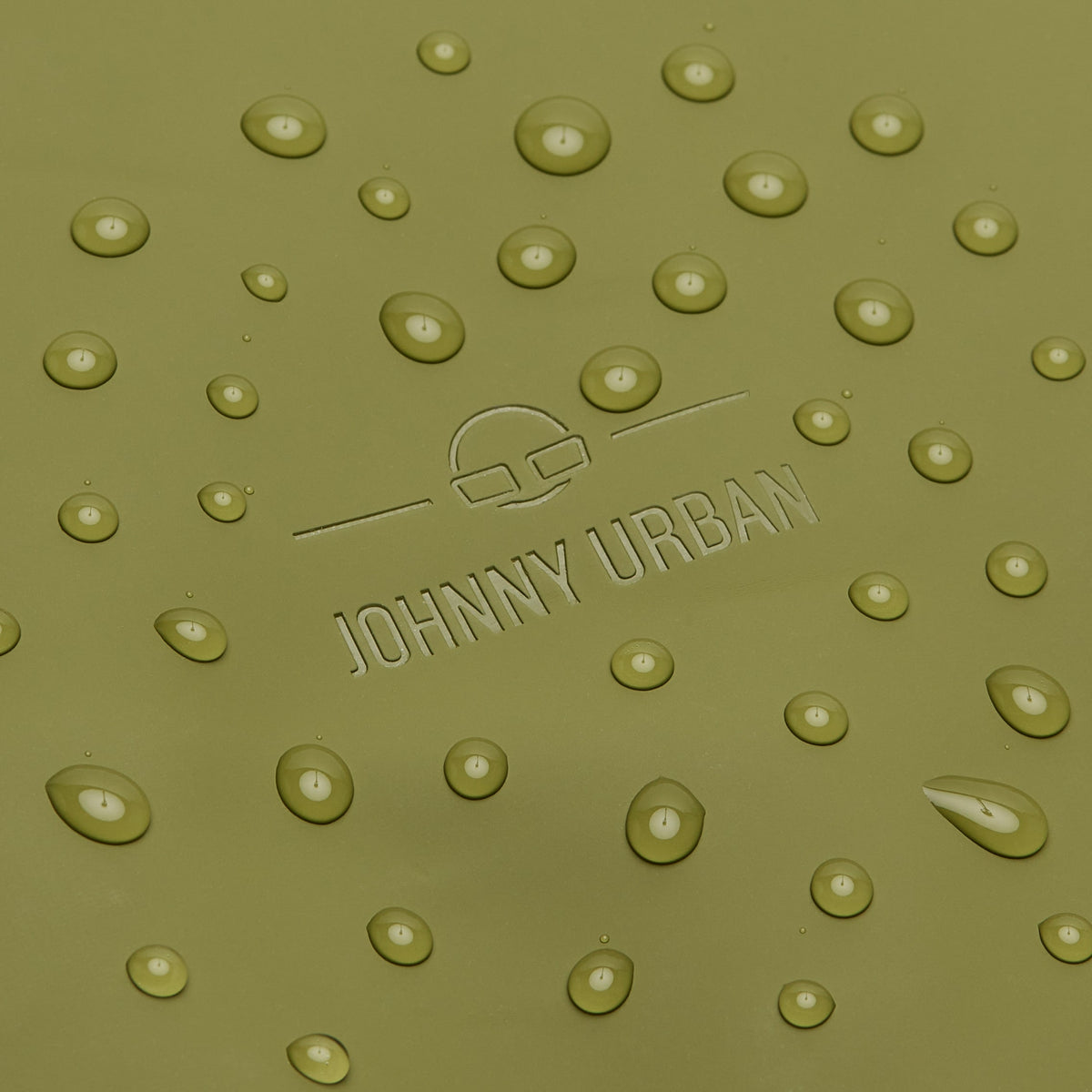 Olivegrüner Rolltop-Rucksack "Harvey Medium" von Johnny Urban mit wasserabweisender Oberfläche und Wassertropfen