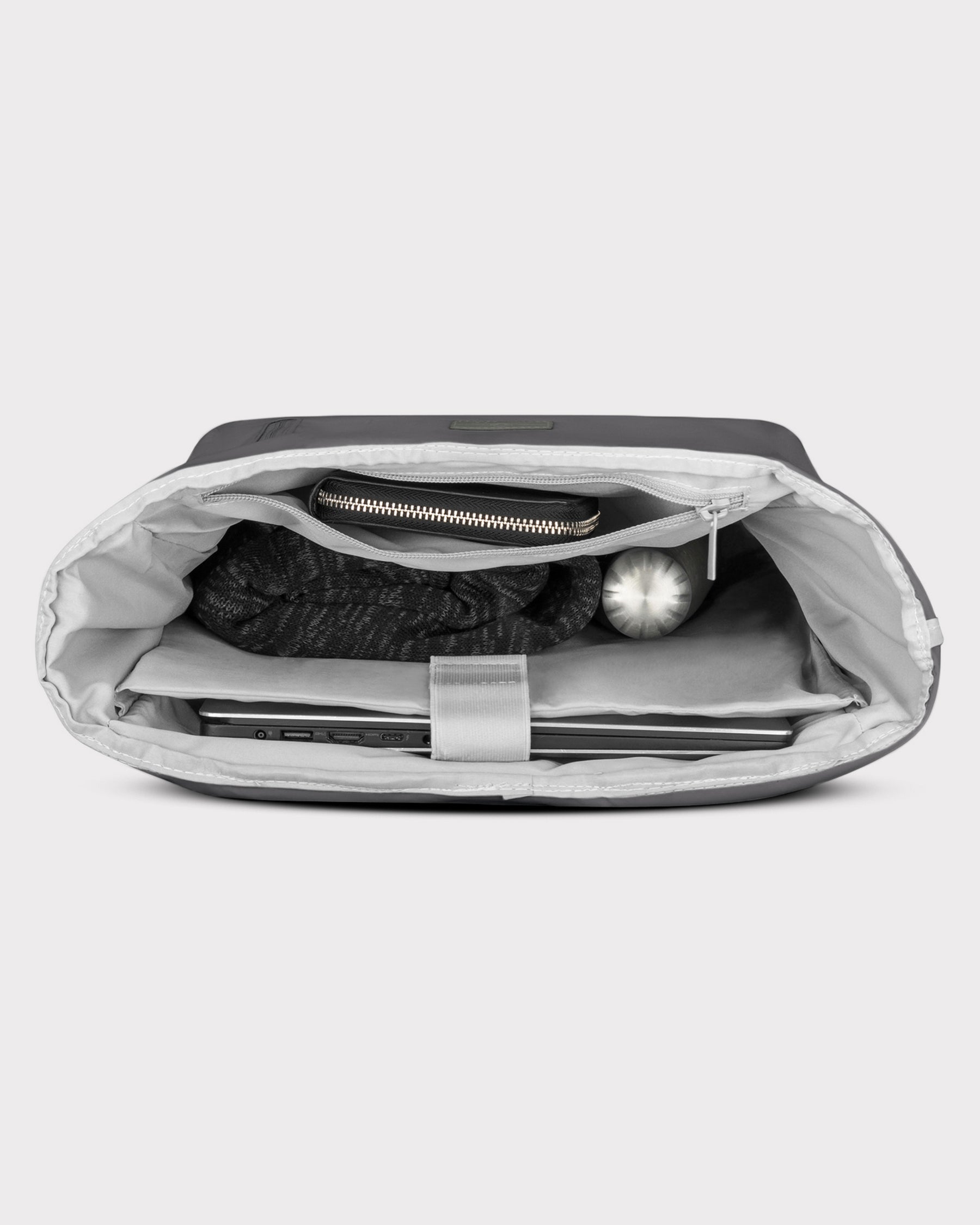 Innenseite des Rolltop Rucksacks 'Robin Large' mit Laptopfach, Geldbörse, Trinkflasche und Kleidungsstück