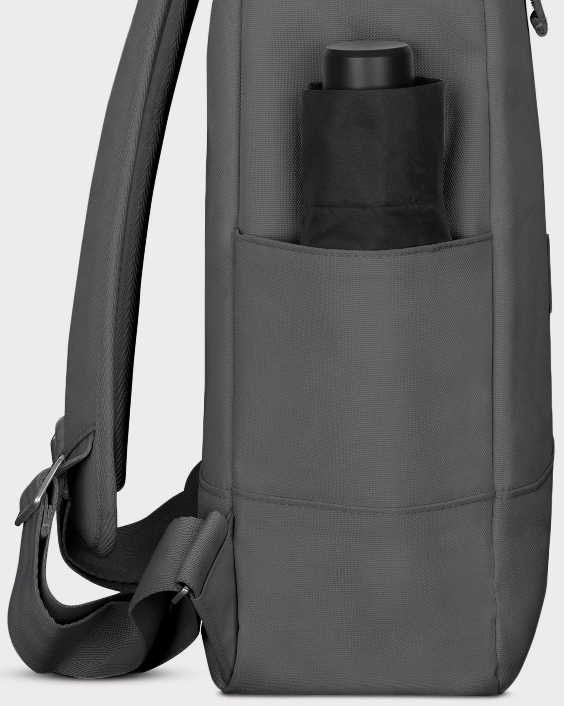 Rolltop Rucksack "Robin Large" in Dunkelgrau mit Seitentasche und eingestecktem schwarzen Regenschirm