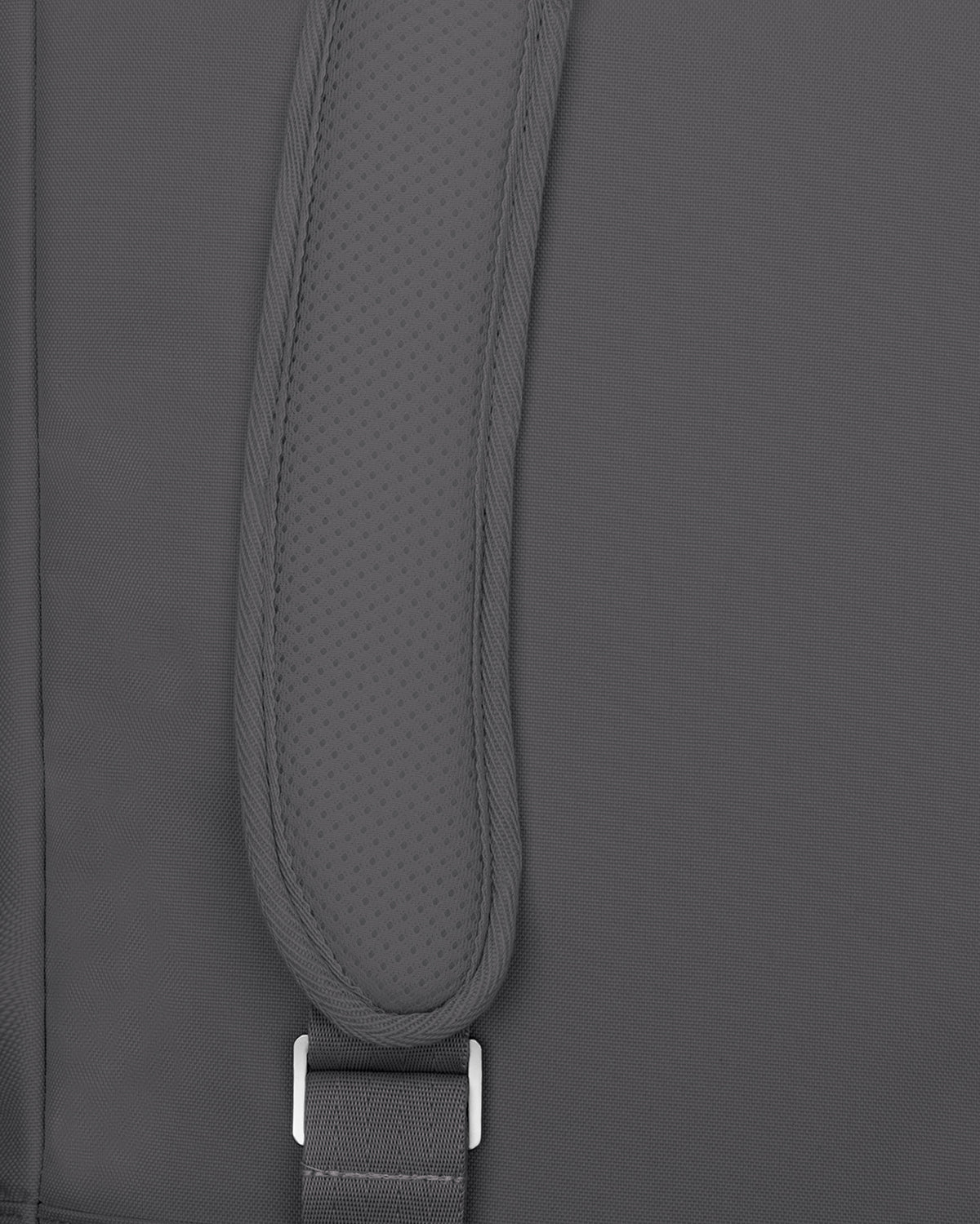 Nahaufnahme des gepolsterten Schulterträgerendes des Rolltop Rucksacks 'Robin Large' in Grau