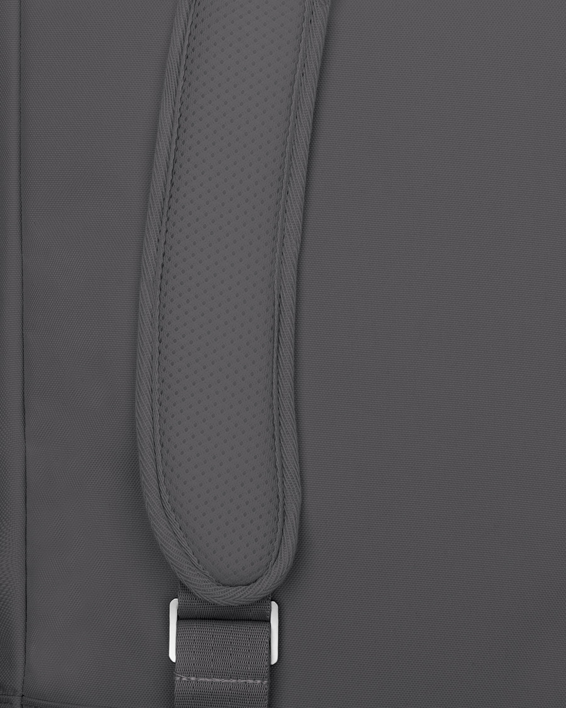 Nahaufnahme des gepolsterten Schulterträgerendes des Rolltop Rucksacks 'Robin Large' in Grau
