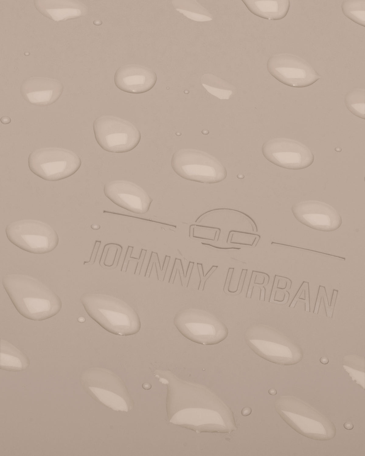 Wasserabweisende Oberfläche des Johnny Urban Rolltop Rucksacks 'Harvey Medium' mit Wassertropfen
