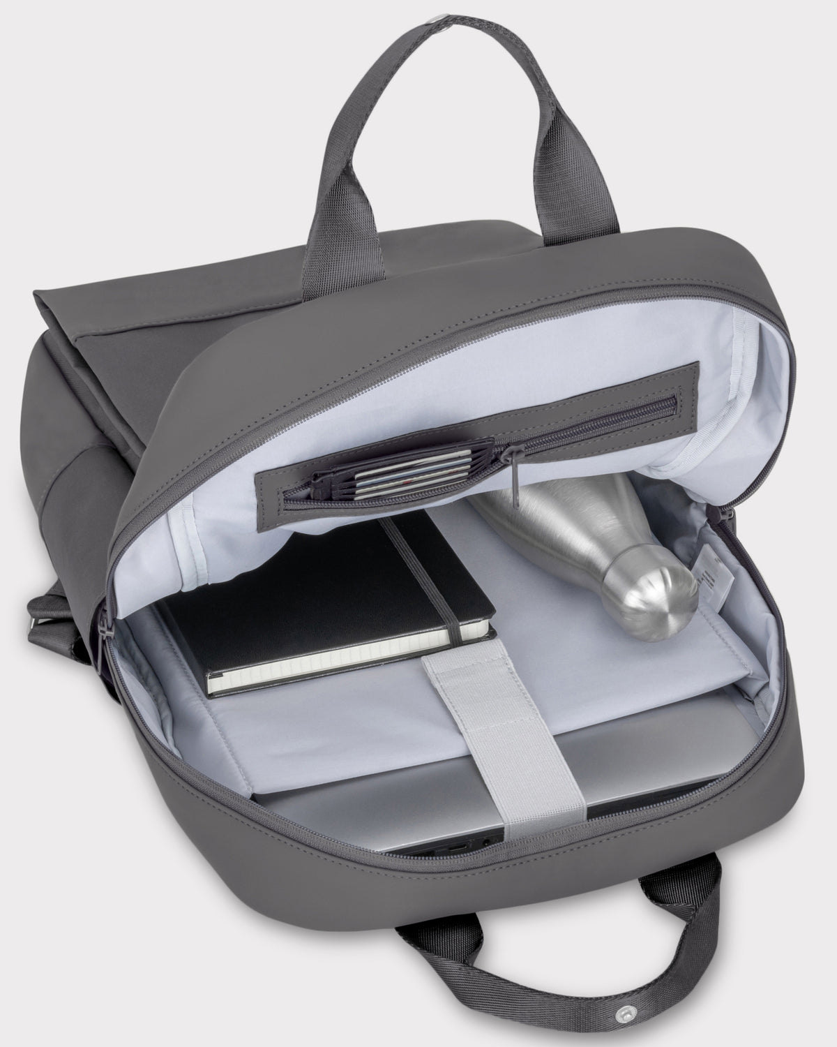 Geöffneter grauer Rucksack 'Jona Large' von Johnny Urban mit Innentaschen, gefüllt mit Trinkflasche, Notizbuch und Laptop