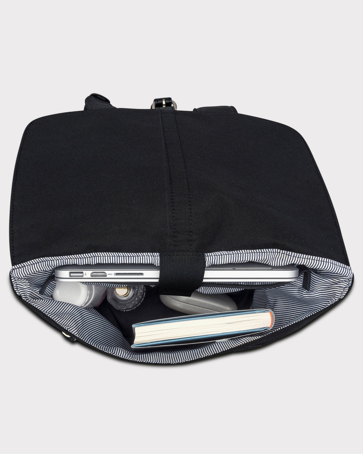 Schwarzer Damenrucksack 'Mia' mit gepolstertem Laptopfach, Innenfutter gestreift, mit Buch, Wasserflasche und Brillenetui gefüllt