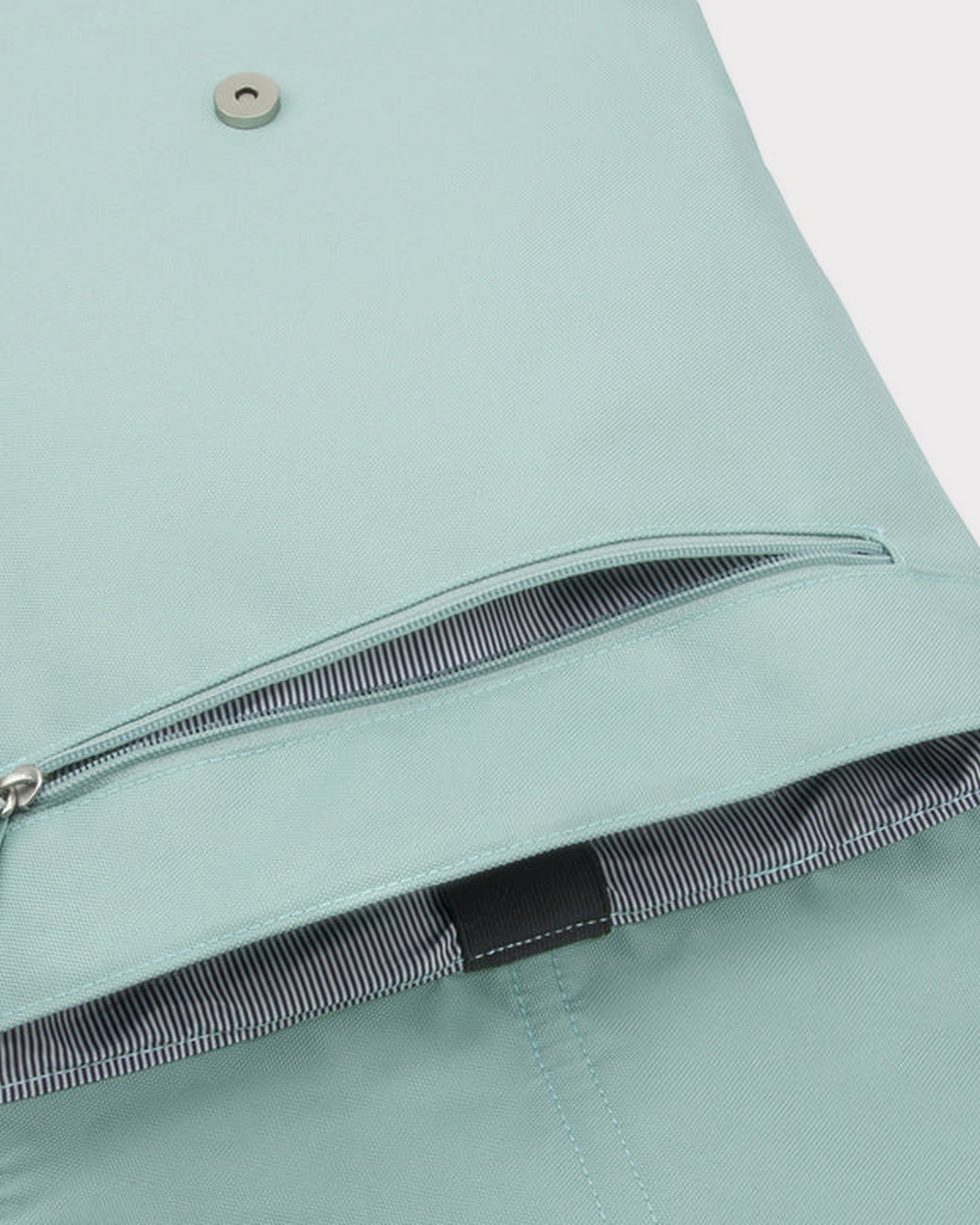 Mintfarbener Damenrucksack 'Mia' aus robustem Material mit Reißverschlusstasche und gestreiftem Innenfutter