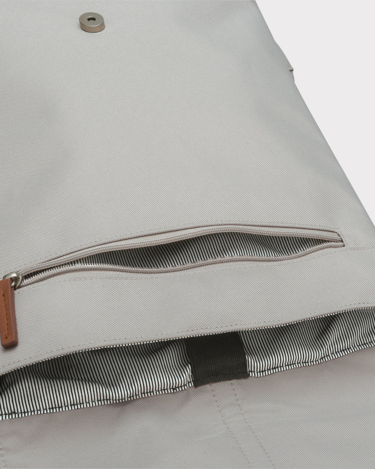 Beiger Damenrucksack 'Mia' mit gestreiftem Innenfutter und Reißverschlusstasche mit Lederanhänger