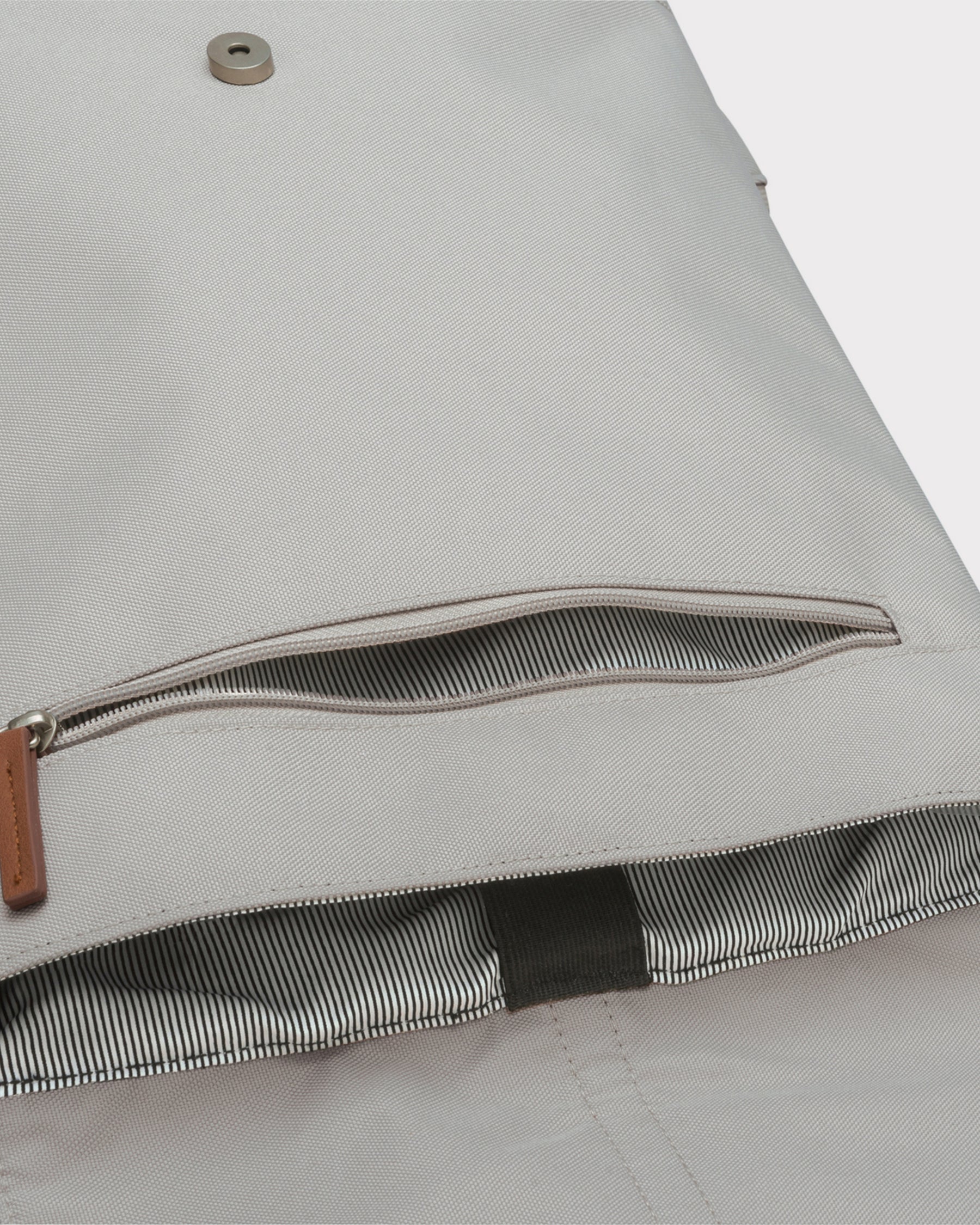 Beiger Damenrucksack 'Mia' mit gestreiftem Innenfutter und Reißverschlusstasche mit Lederanhänger