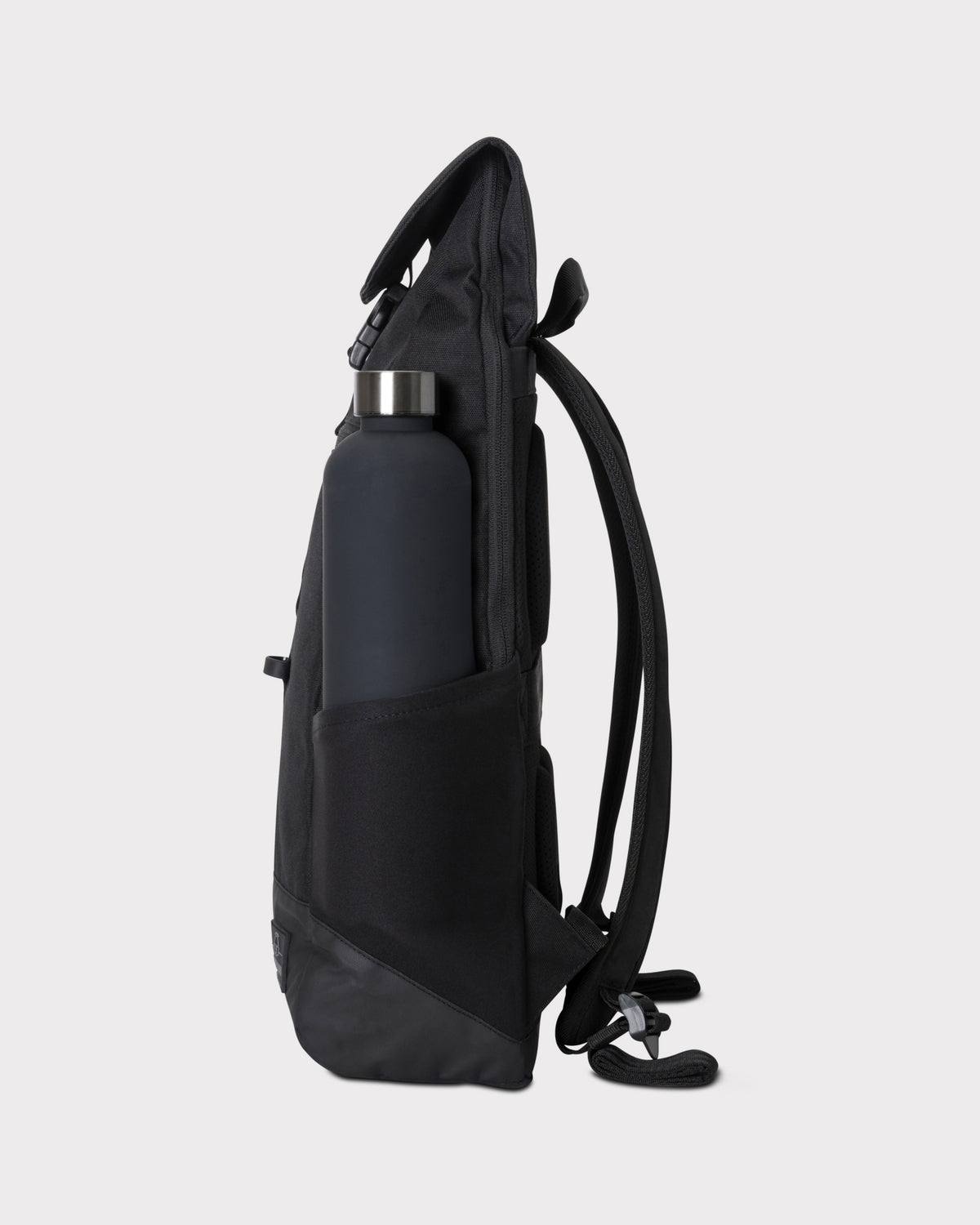 Schwarzer Tagesrucksack Mika mit seitlicher Tasche und schwarzer Wasserflasche