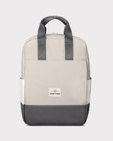 Rucksack 'Jona Medium' von Johnny Urban in beige und grau mit zwei kurzen Tragegriffen und Fronttasche