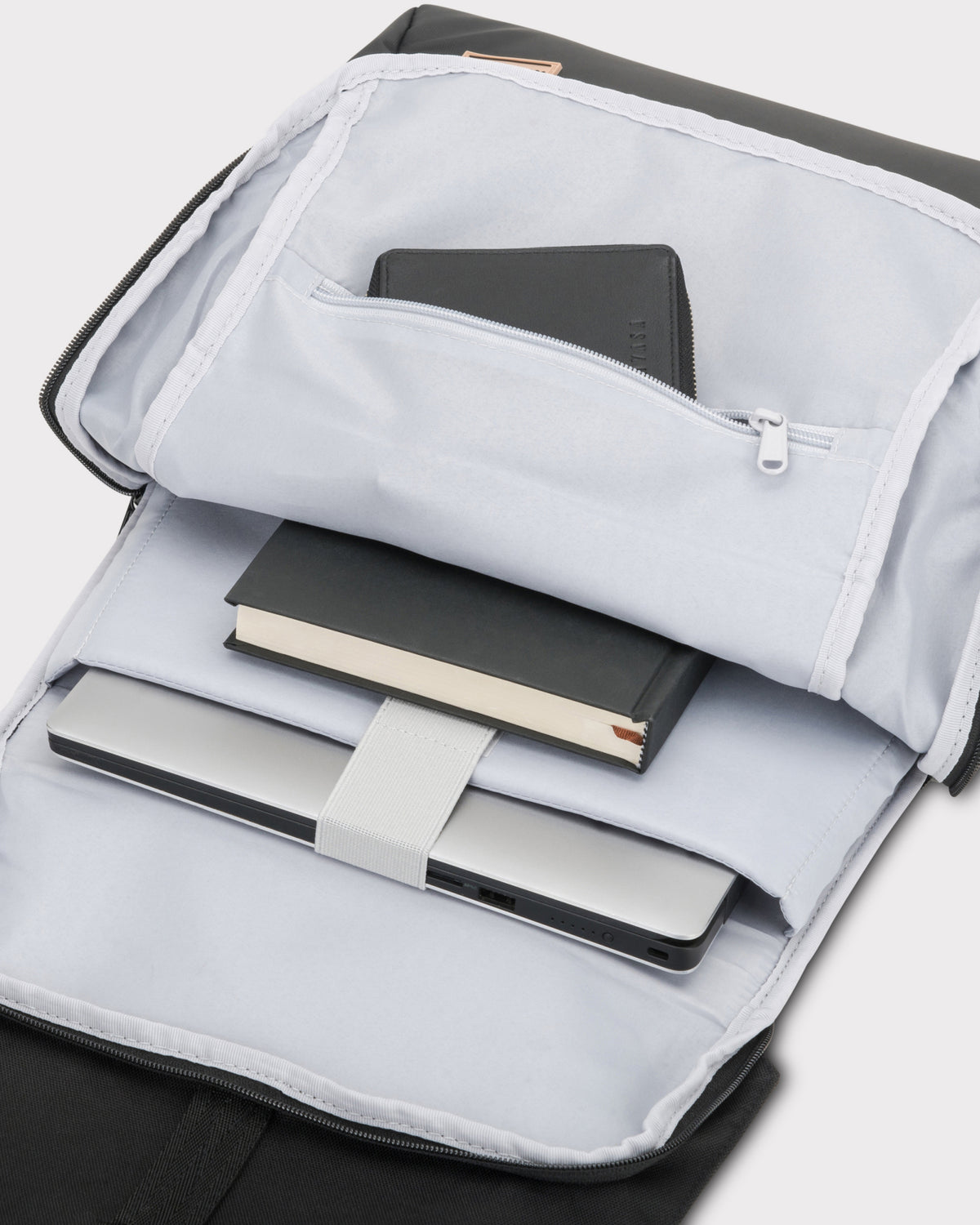 Geöffneter schwarzer Rucksack 'Mika' mit Laptopfach und zwei Notizbüchern innen