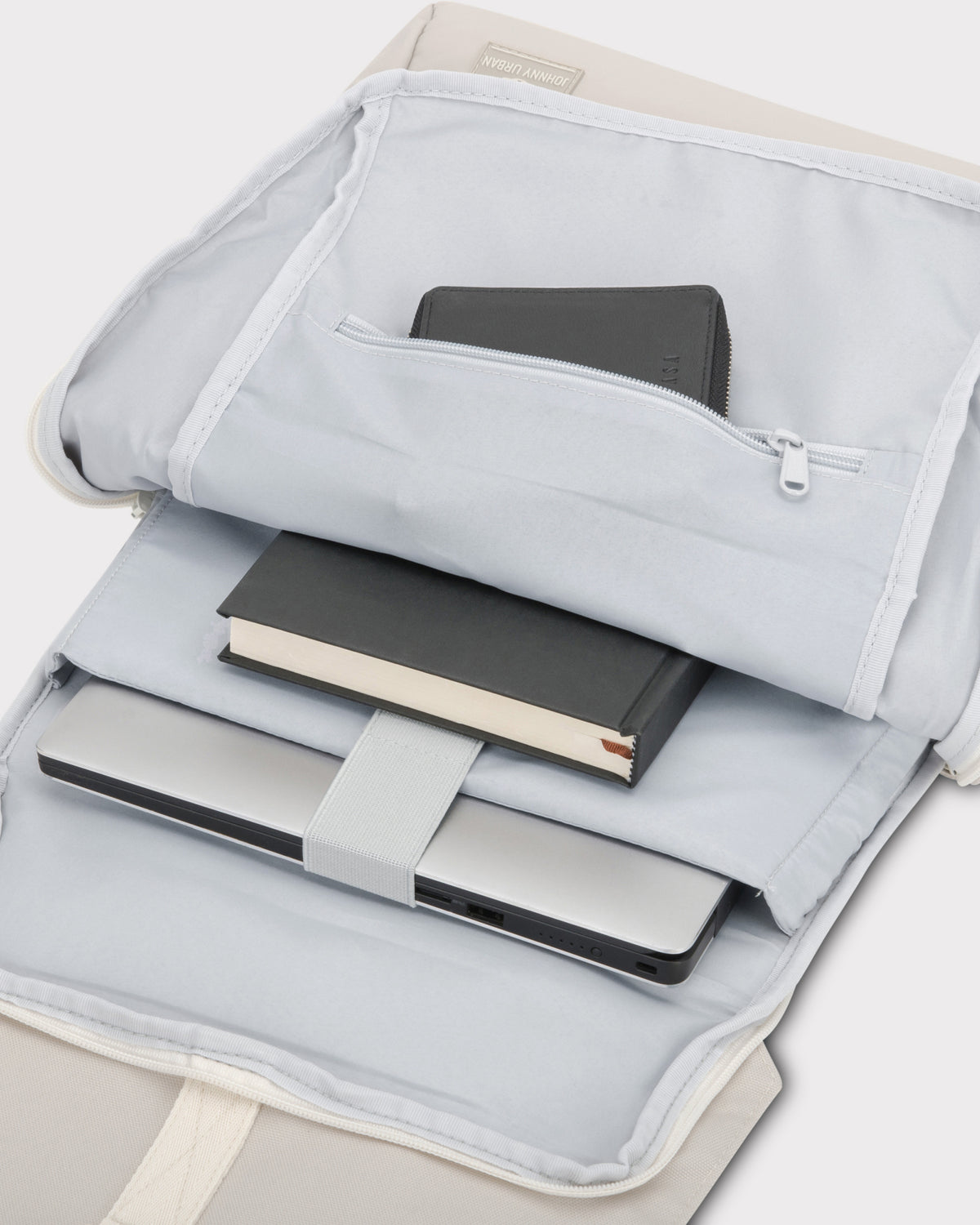 Beiger Johnny Urban Rucksack 'Mika' geöffnet mit Laptopfach, Laptop, Buch und Reißverschlusstasche innen