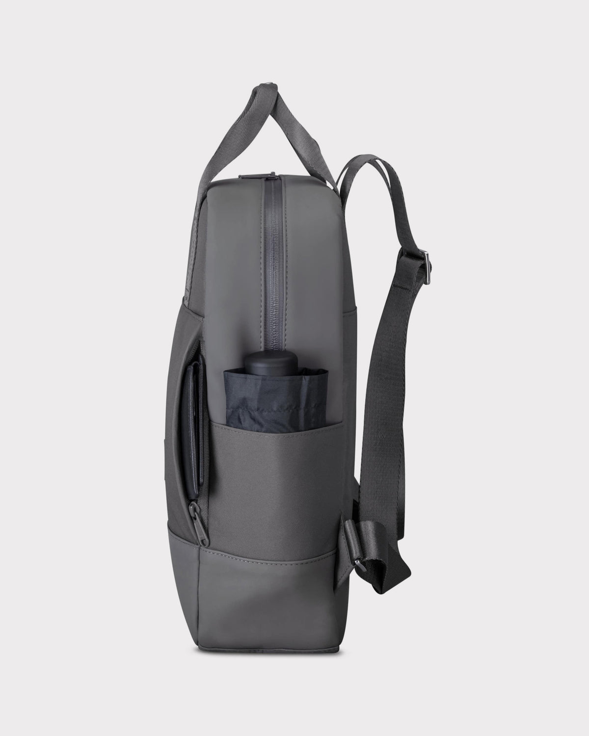 Seitlicher Blick auf grauen Tagesrucksack 'Jona Medium' mit Außentasche für Flasche und Reißverschlusstasche
