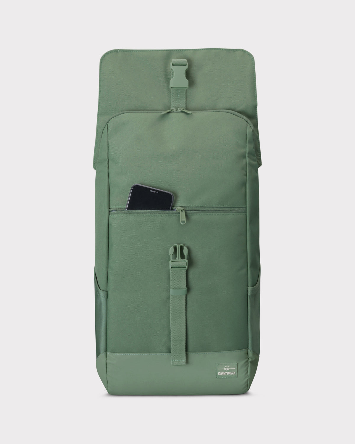 Grüner Johnny Urban Rucksack 'Mika' mit einem Reißverschlussfach vorne, in dem ein Smartphone steckt