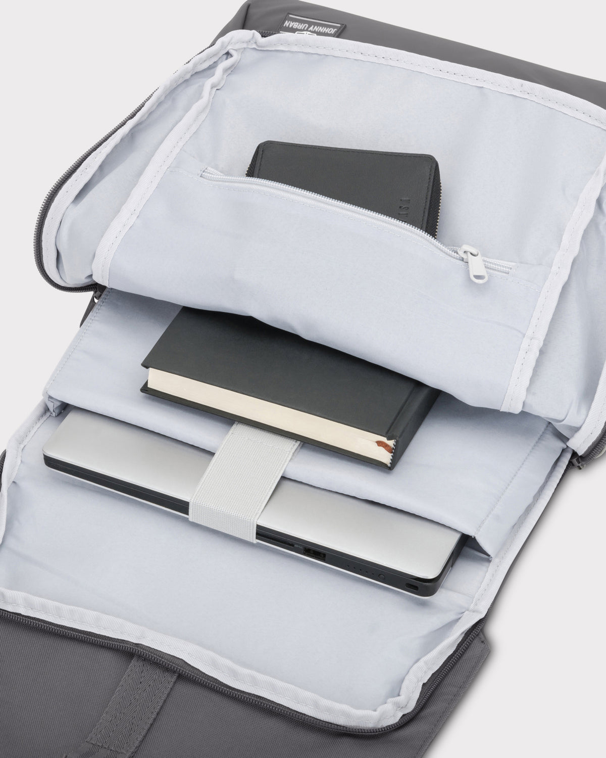 Geöffneter dunkelgrauer Rucksack 'Mika' mit Laptop, Notizbuch und Reißverschlusstasche innen